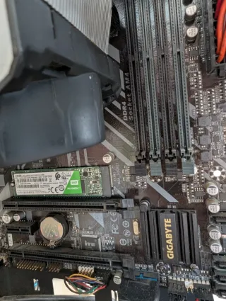 Placa Base Gigabyte AM4 no carga el SO