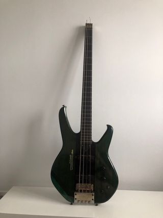 Bajo eléctrico Washburn Status