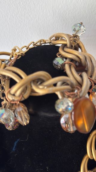 Collar de eslabones dorados con colgantes