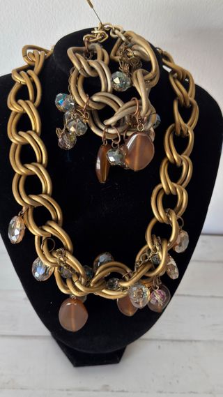 Collar de eslabones dorados con colgantes
