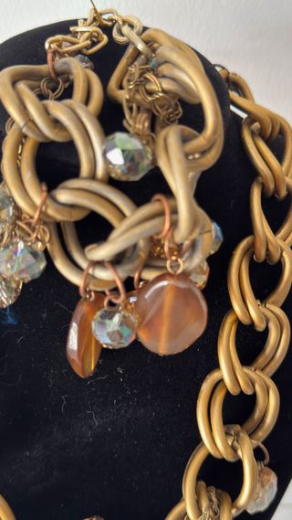 Collar de eslabones dorados con colgantes