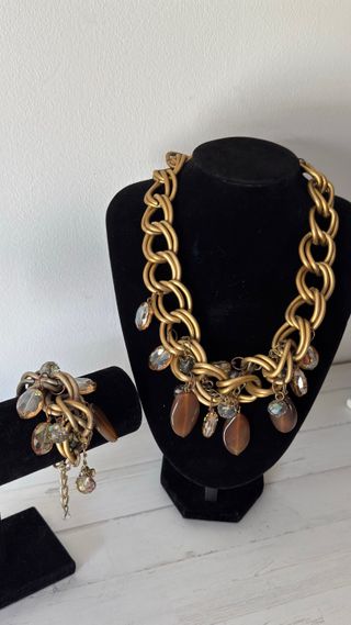 Collar de eslabones dorados con colgantes