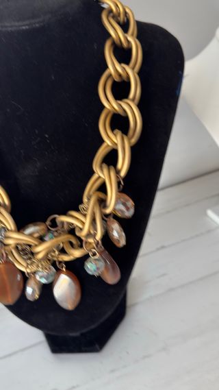 Collar de eslabones dorados con colgantes