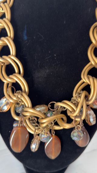 Collar de eslabones dorados con colgantes