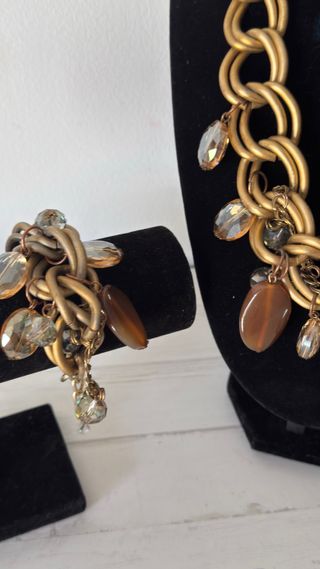 Collar de eslabones dorados con colgantes