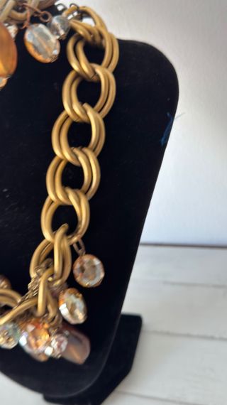 Collar de eslabones dorados con colgantes