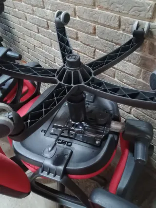 Sillas de oficina rojas y negras