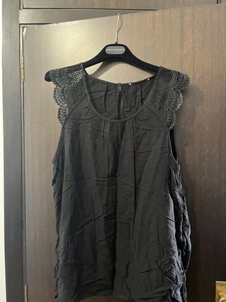 Camiseta negra sin mangas con encaje