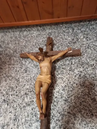 Crucifijo antiguo. Algo deteriorado atrás cruz