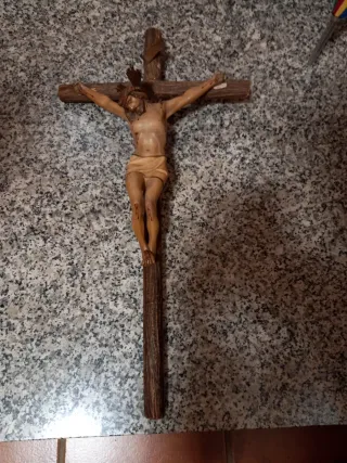 Crucifijo antiguo. Algo deteriorado atrás cruz