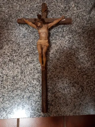 Crucifijo antiguo. Algo deteriorado atrás cruz