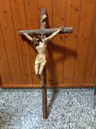 Crucifijo antiguo. Algo deteriorado atrás cruz