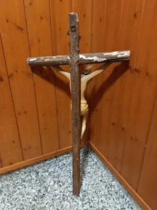 Crucifijo antiguo. Algo deteriorado atrás cruz