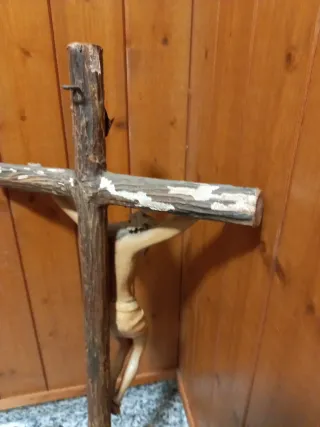 Crucifijo antiguo. Algo deteriorado atrás cruz