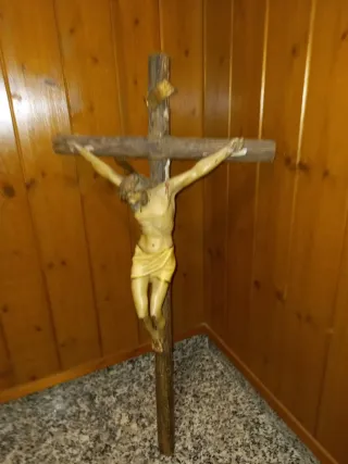 Crucifijo antiguo. Algo deteriorado atrás cruz