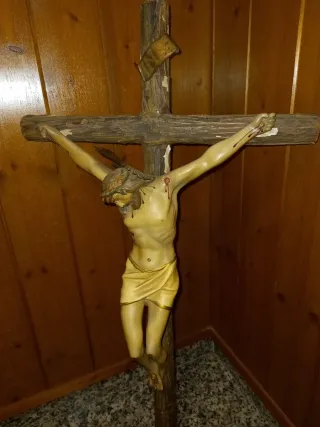 Crucifijo antiguo. Algo deteriorado atrás cruz