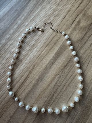 Collar de perlas y cadena dorada