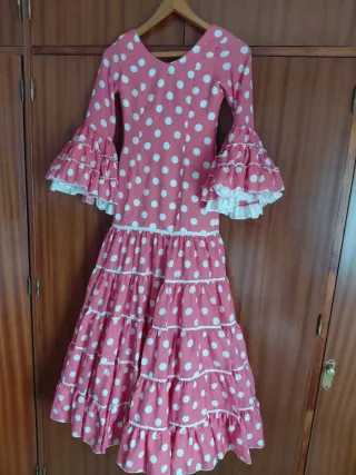 Traje de flamenca rosa lunares blancos