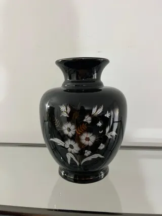 Jarrón negro con flores blancas  y doradas