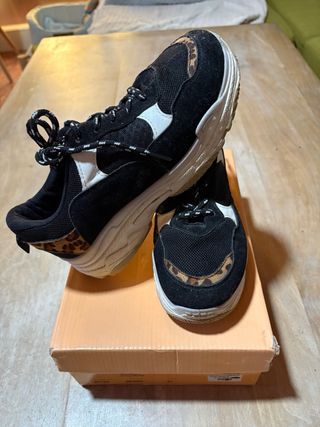 Zapatillas deportivas negras y multicolor