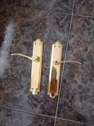 Tiradores de puerta dorados