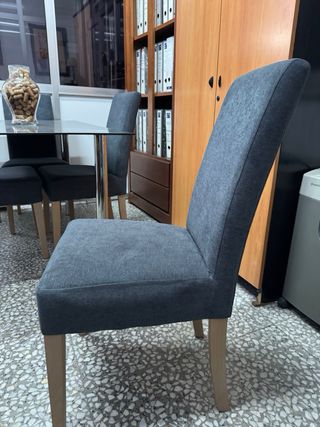 Mesa cristal negra 4 sillas tapizadas