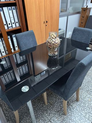 Mesa cristal negra 4 sillas tapizadas