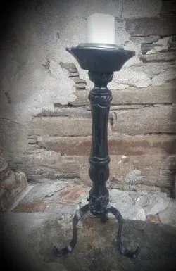 Antiguo candelabro de suelo madera y hierro