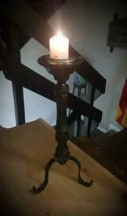 Antiguo candelabro de suelo madera y hierro