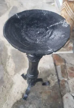 Antiguo candelabro de suelo madera y hierro