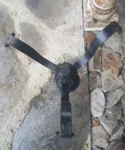 Antiguo candelabro de suelo madera y hierro