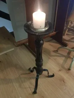 Antiguo candelabro de suelo madera y hierro