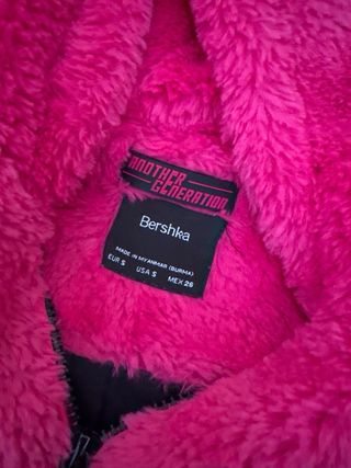 Chaqueta corta pelo rosa con capucha