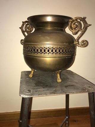 Jarrón antiguo de latón con asas