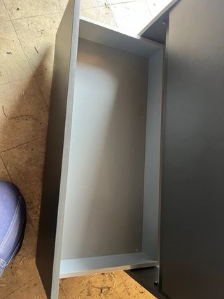 Mueble de lavabo gris y blanco