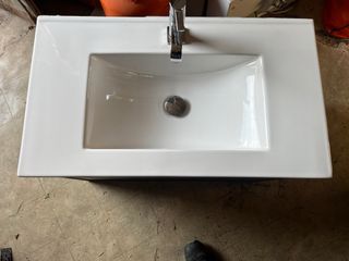 Mueble de lavabo gris y blanco