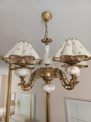 Lámpara de techo dorada y blanca