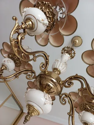 Lámpara de techo dorada y blanca