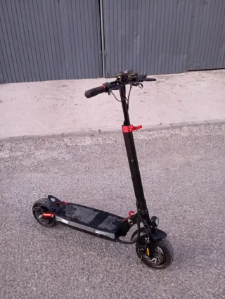 Patinete eléctrico negro