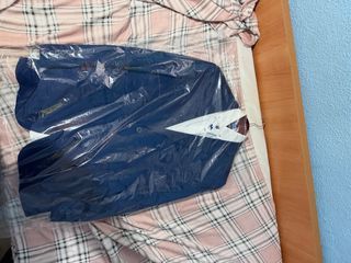 Traje azul marino nuevo, con camisa a juego