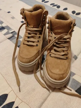 Botas de ante beige y marrón