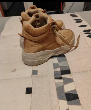 Botas de ante beige y marrón