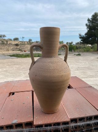 Cántaro de barro artesanal