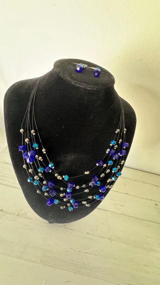 Collar y pendientes azules