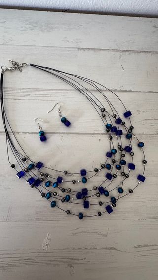 Collar y pendientes azules