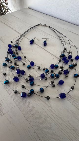 Collar y pendientes azules