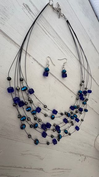 Collar y pendientes azules