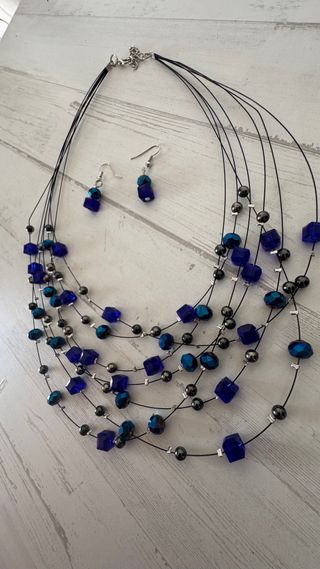 Collar y pendientes azules