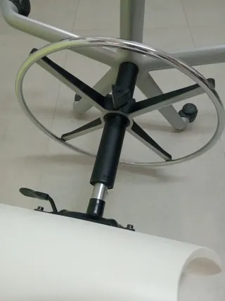 Silla de oficina giratoria de madera blanca con