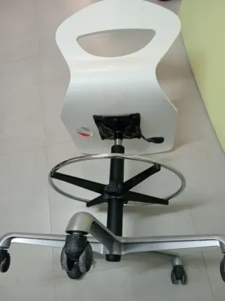 Silla de oficina giratoria de madera blanca con